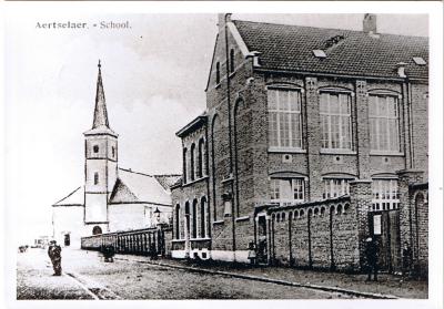 Aartselaar: Carillolei: Schoolgebouw en Kerk